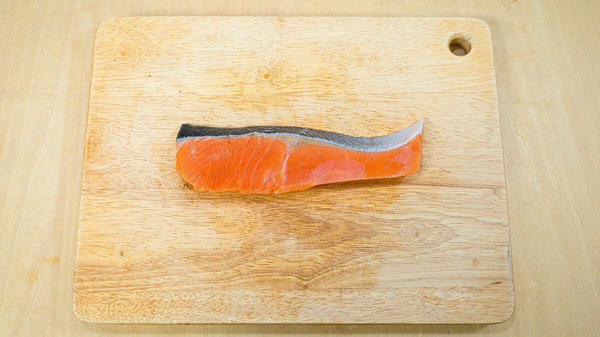 鮭は塩コショウを振る