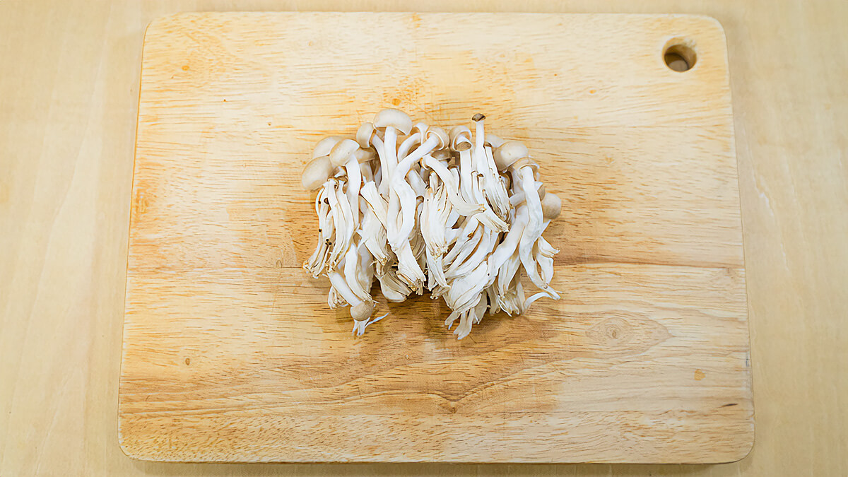 しめじは手でほぐす