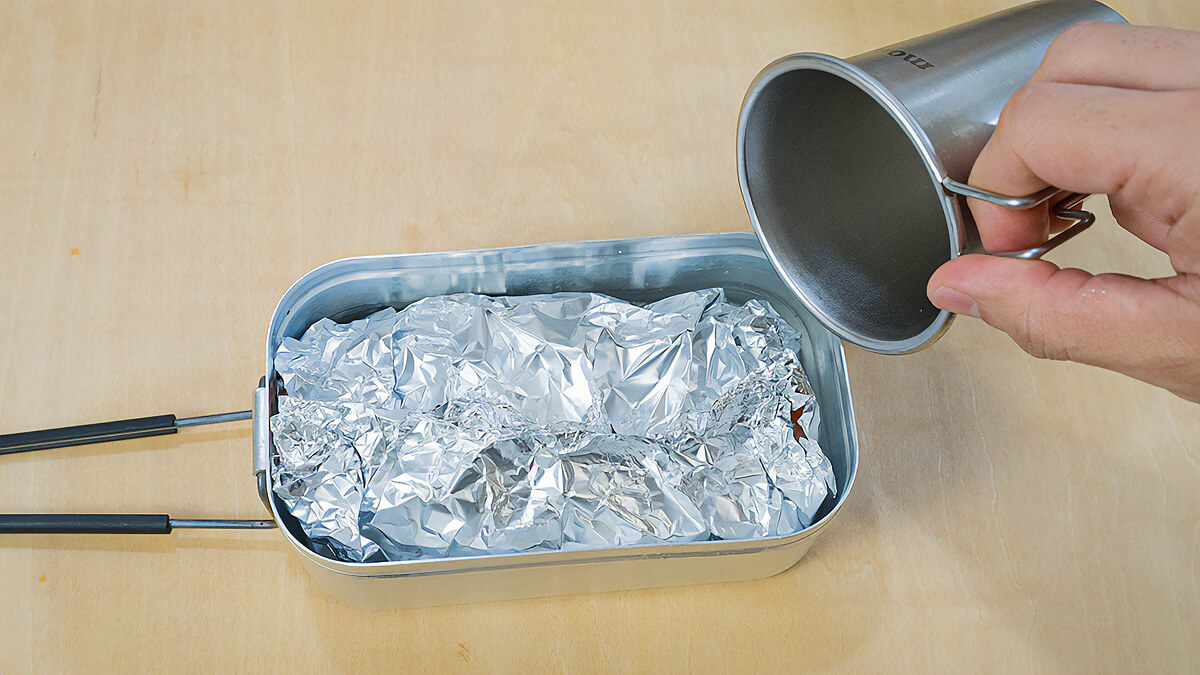 メスティンに水を注ぐ