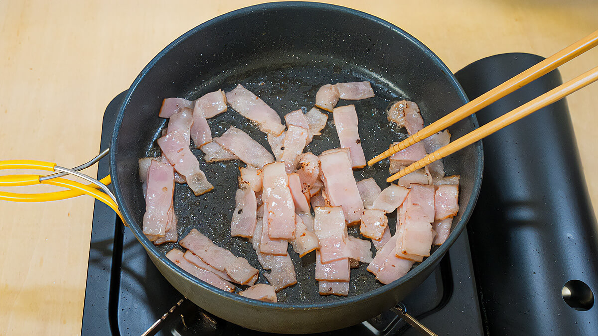 ベーコンを炒める