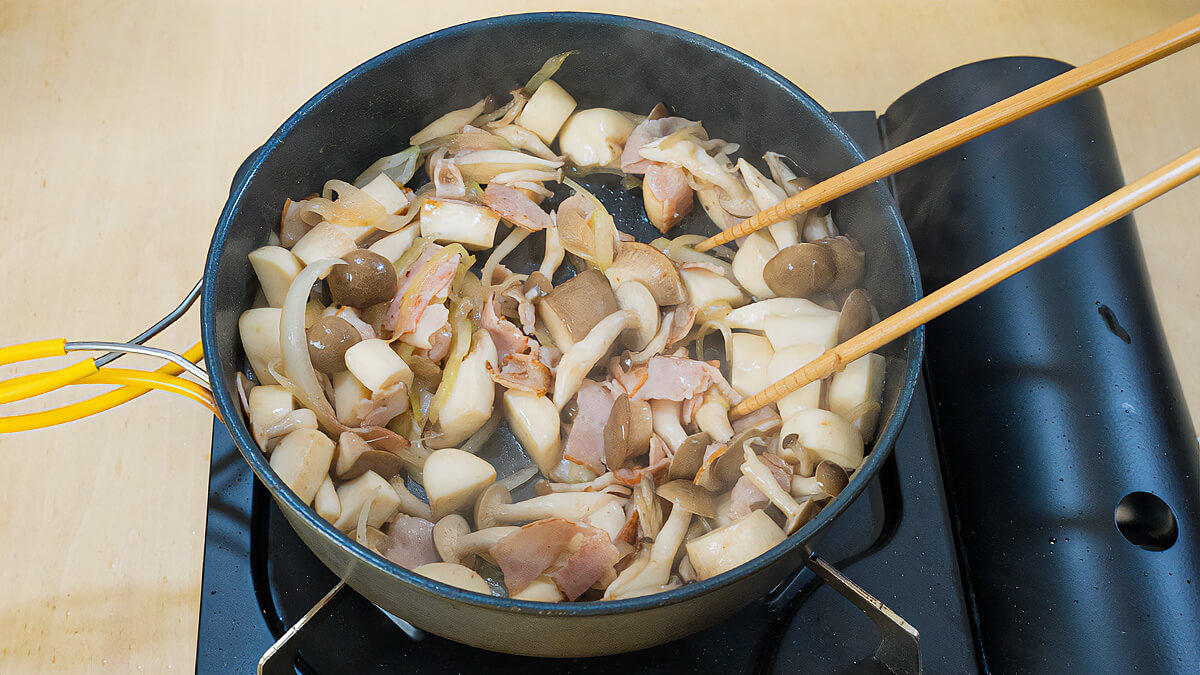 きのこと玉ねぎを加えて炒める
