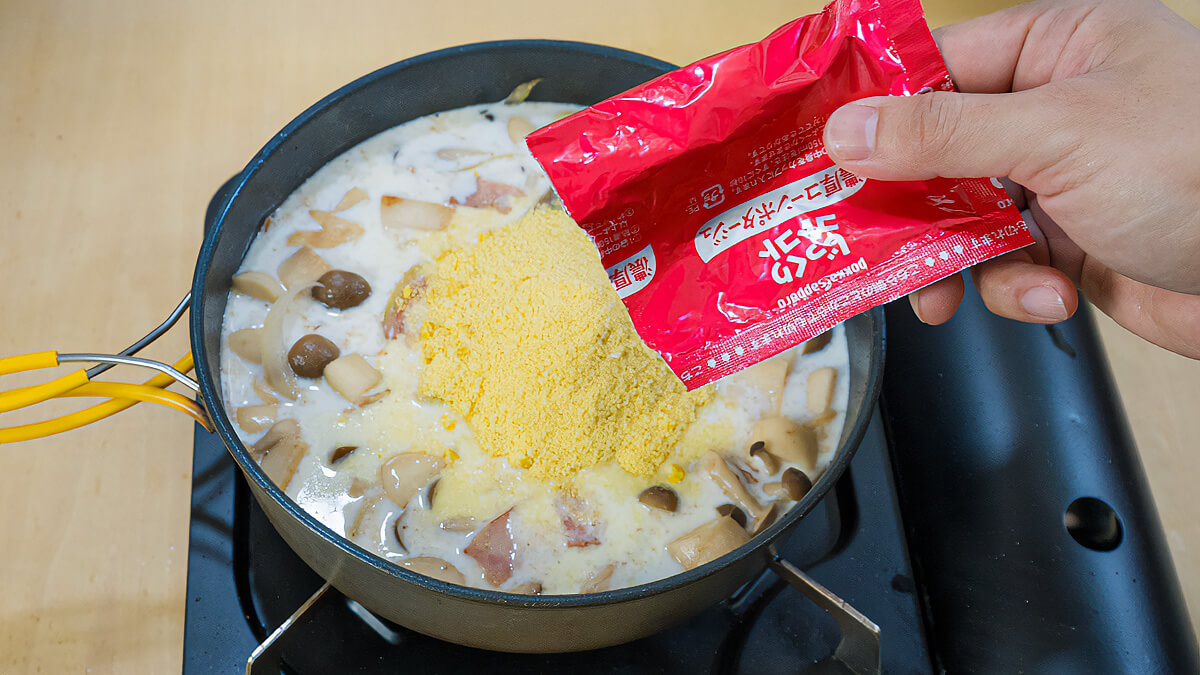 ポタージュスープの素を加える