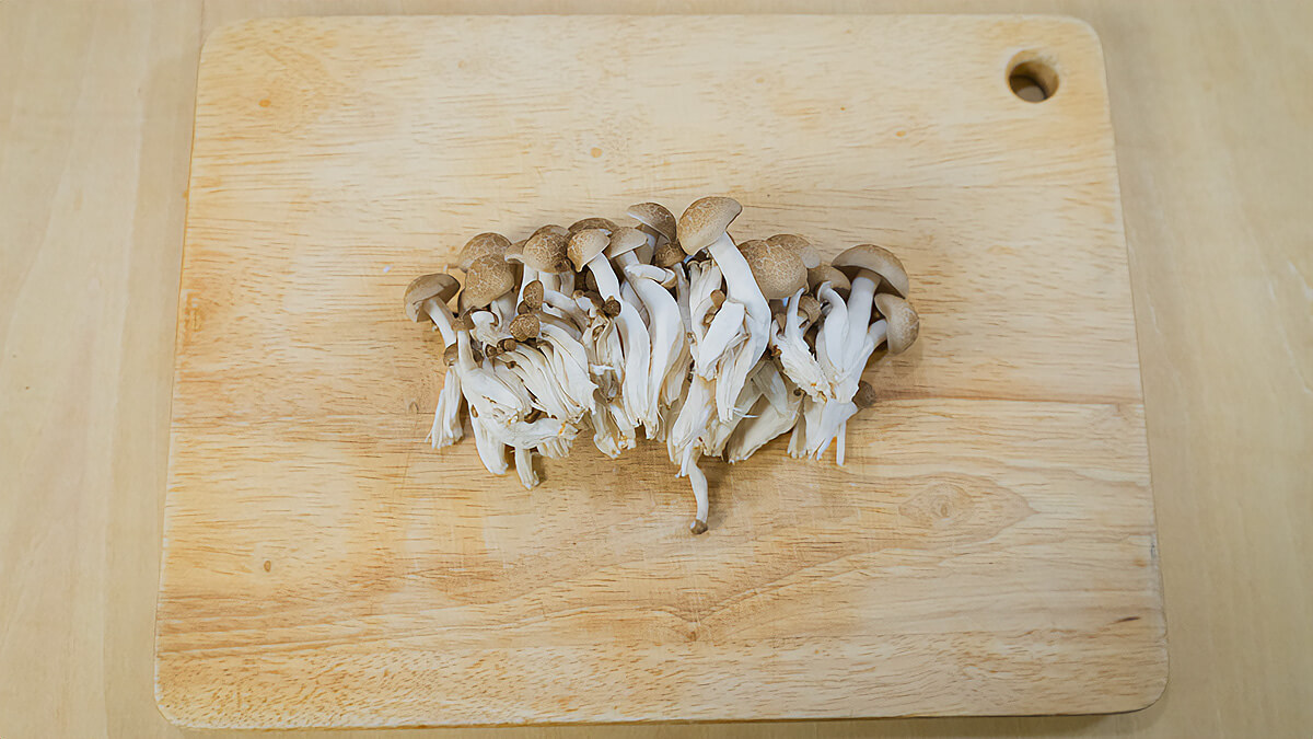 しめじは手でほぐす