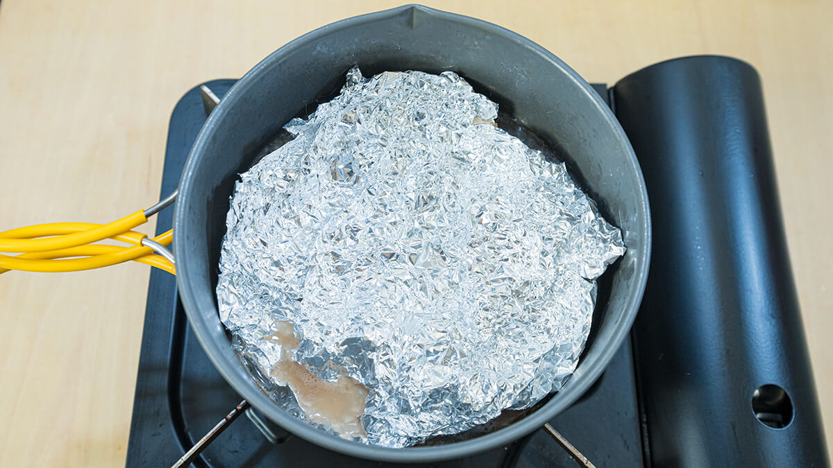 アルミホイルでアクを取る