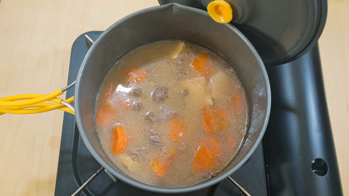 味噌を溶き入れひと煮立ちさせる