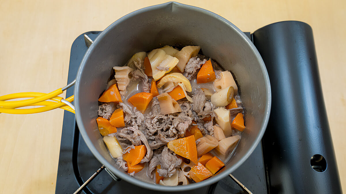 カット野菜を加えて炒める