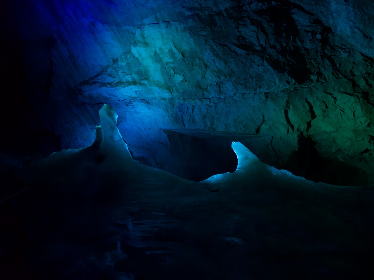 オーストリアのダッハシュタインで心ゆくまで堪能！世界最大級の「氷の洞窟」へ