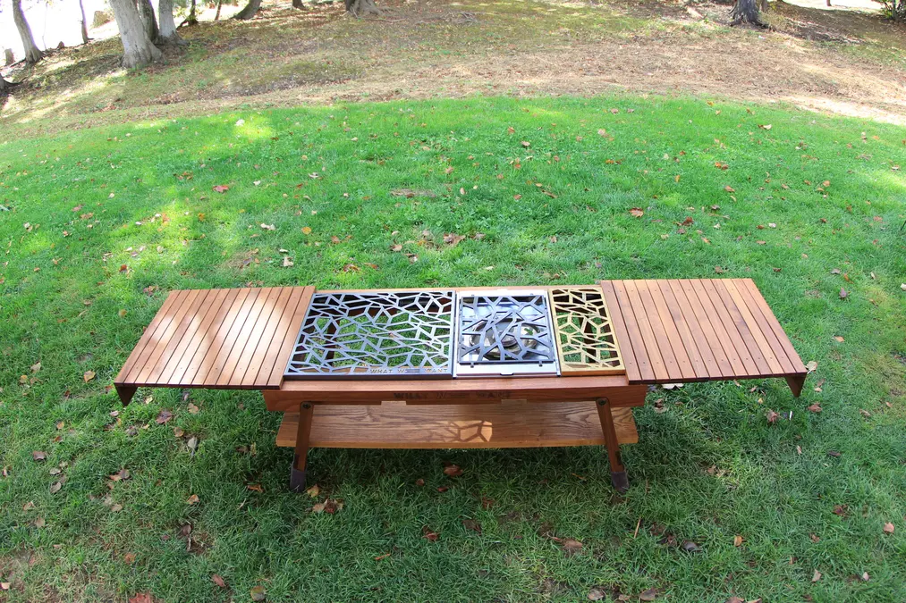 WHAT WE WANTのエクステンションテーブルにスノーピークのフラットバーナーを組み込み、調理台として使用している様子。