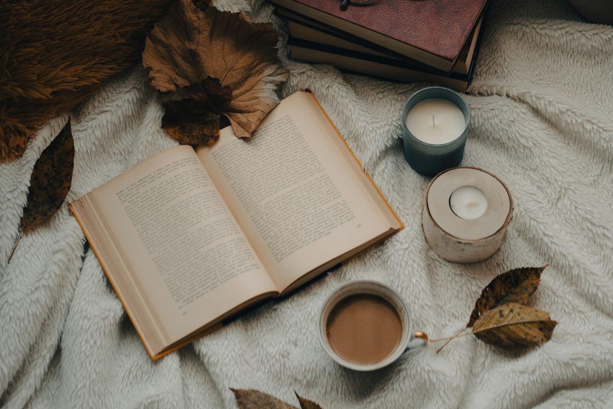 毛布の上に乗った本やカップ