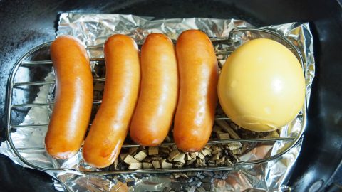 フライパンで薫製は簡単！必要なものや作り方を解説！