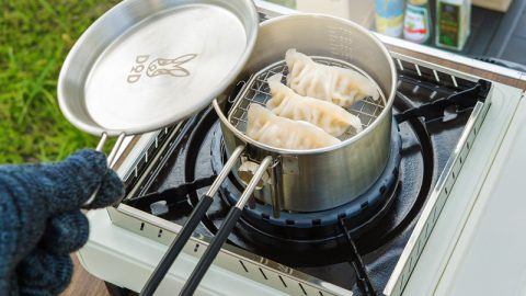 DODの最新クッカーは煮込み・揚げ・蒸し料理を1台で！手のひらサイズな「シェラケトルアゲムシ」とは