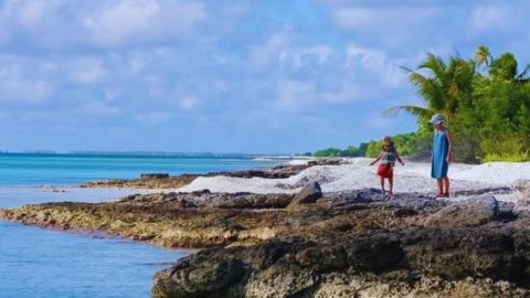セーリングヨットで世界一周中の家族、南太平洋のツアモツ諸島へ