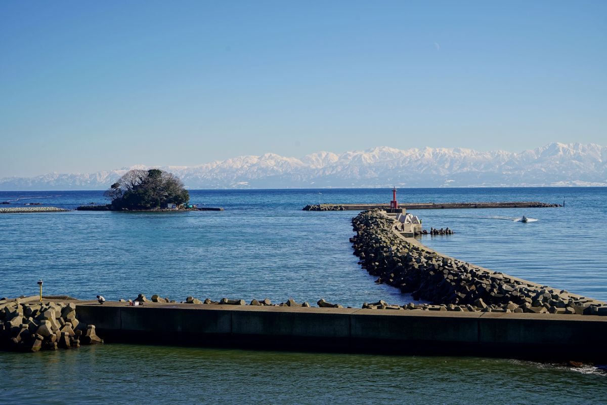 海越しに3000m級の山々が見える景色