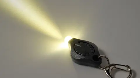 アウトドアでは「明るすぎない」ことも大事！ そこで8gの極小キーホルダーライトをどうぞ