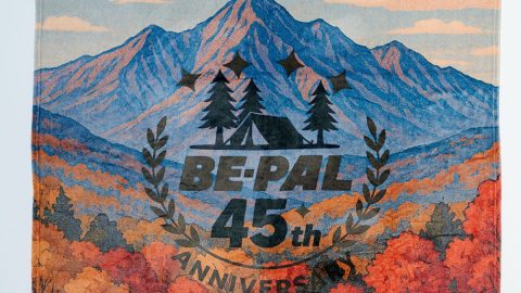 雄大な八ヶ岳にロゴが映える！ BE-PAL45周年限定ブランケットは超大判サイズでキャンプに最適