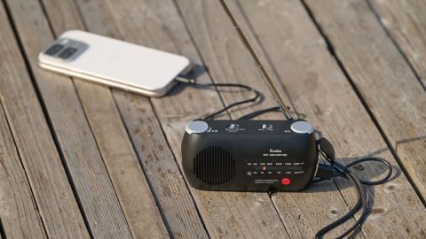 災害で停電したときの情報収集に手回しラジオを常備しよう！ スマホの充電もできるぞ