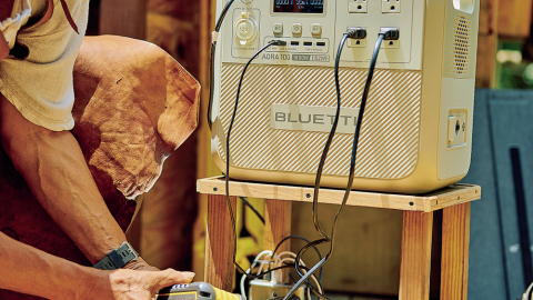 自然と対峙して作業するプロが選んだのはポタ電！  ネイチャークラフト作家が手がける森の隠れ家へ