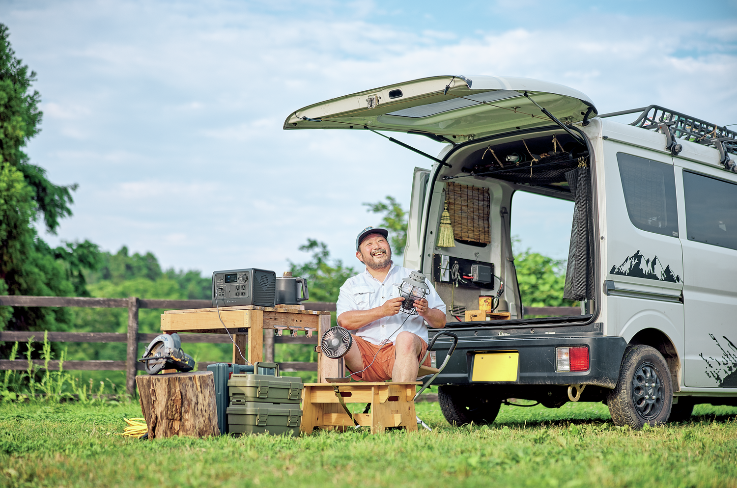 BE-PAL編集部員のポタ電使いこなし術！「軽バンは自由と仕事場を詰め込んだベース基地」