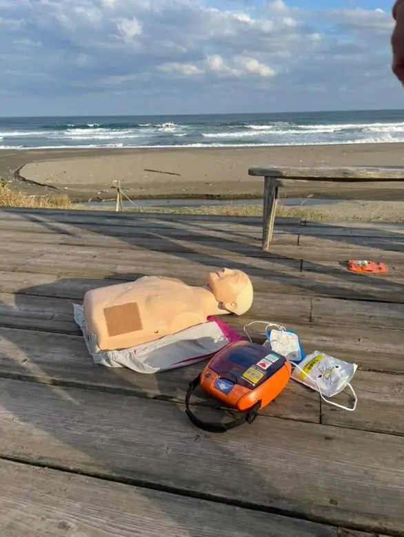 東田トモヒロ、高知のサーフポイントで「海の救急法」を習う