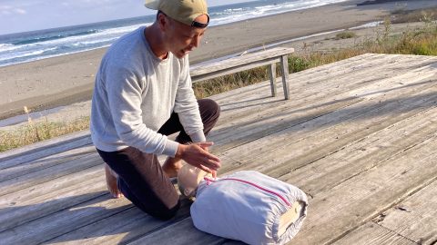 東田トモヒロ、高知のサーフポイントで「海の救急法」を習う