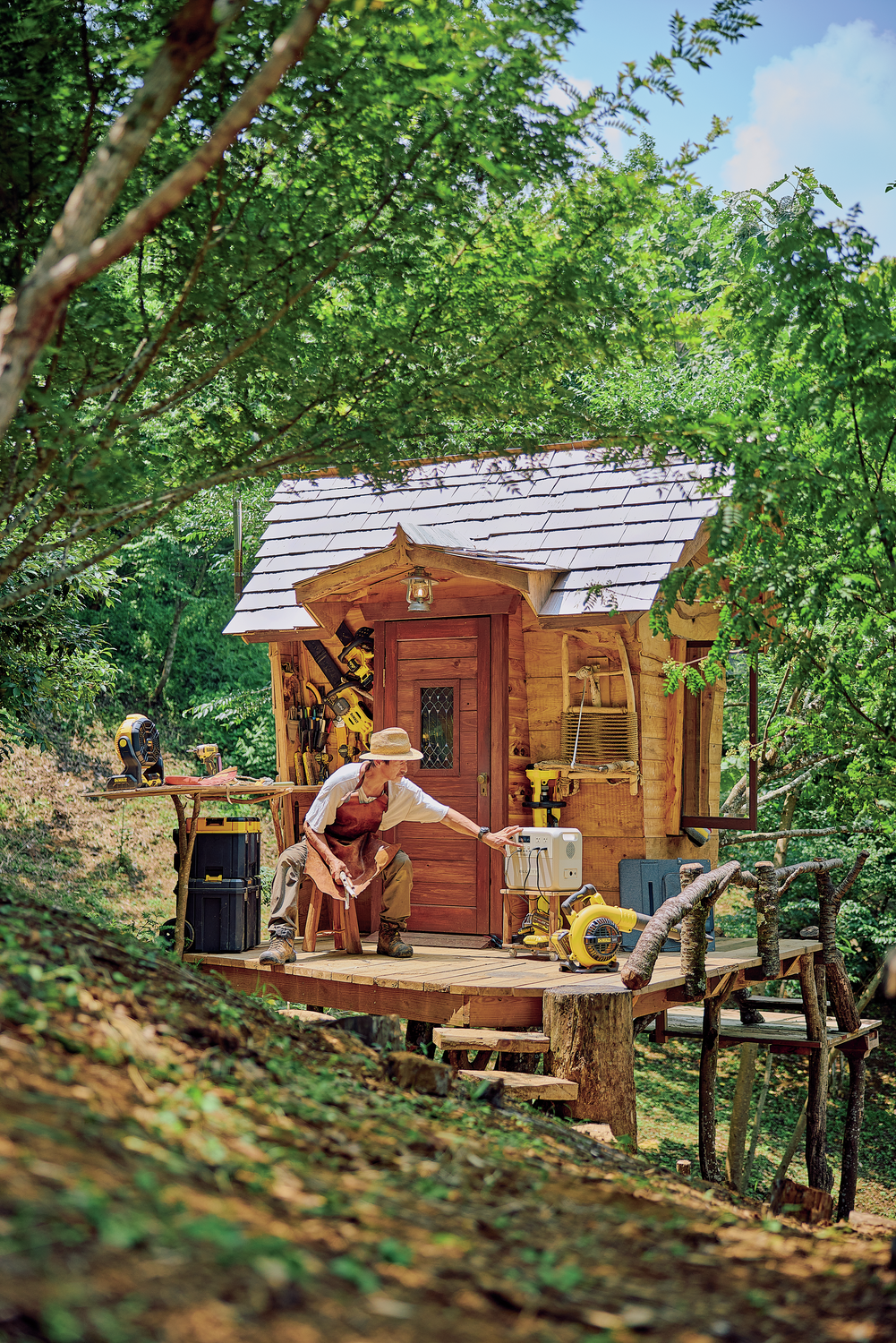 自然と対峙して作業するプロが選んだのはポタ電！  ネイチャークラフト作家が手がける森の隠れ家へ