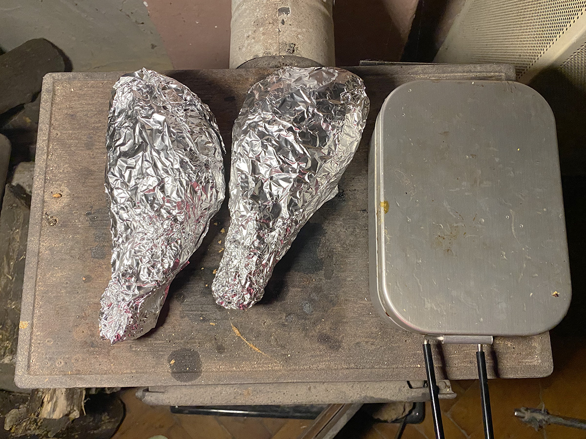 ストーブを使った夕食の準備風景