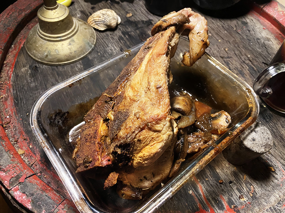 ストーブの炉の中で焼いた大きなお肉