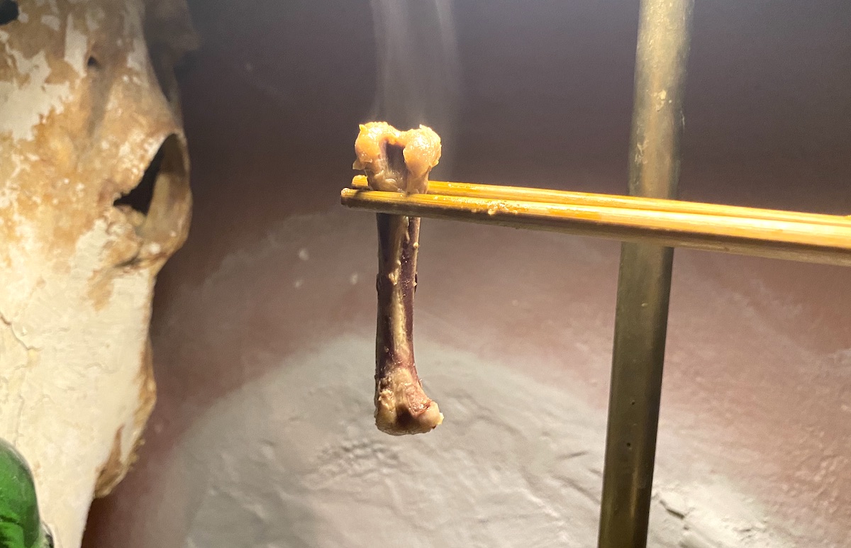 鶏肉からするりと抜けた骨