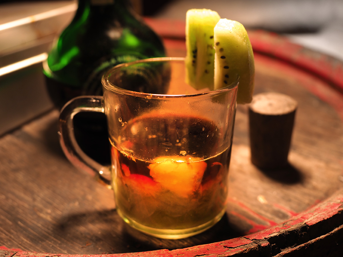 ウニクムという薬草酒とキウイのカクテル