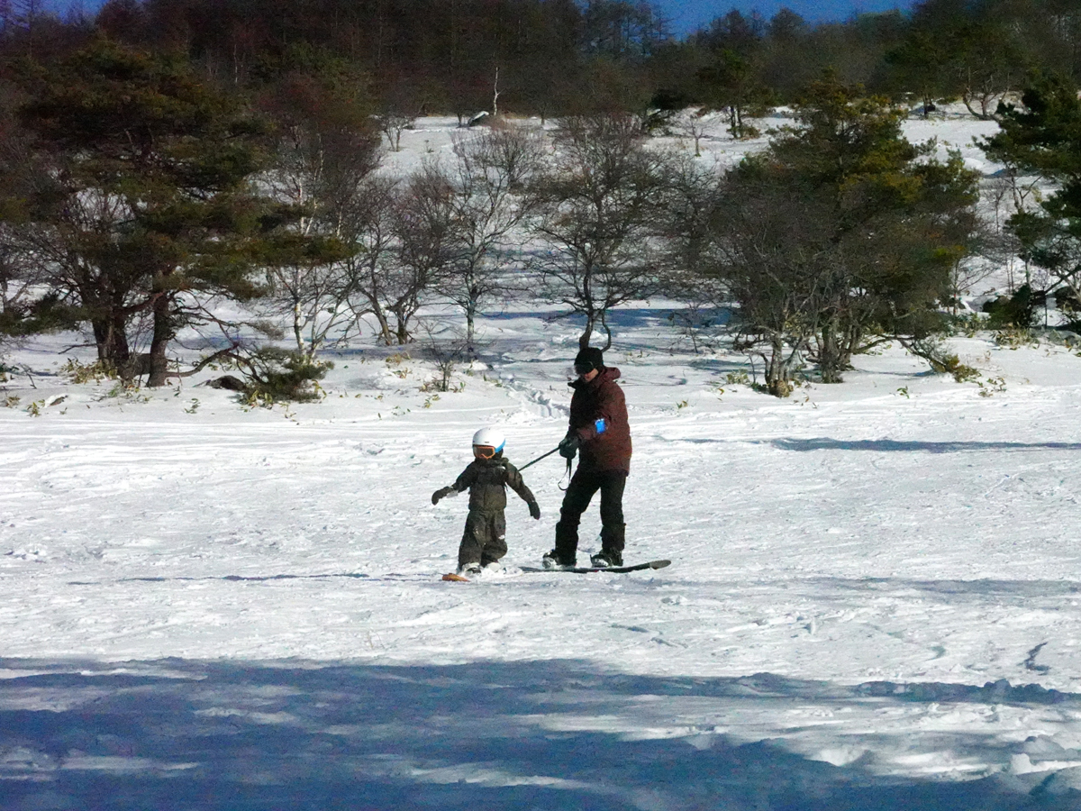 雪遊びする父子