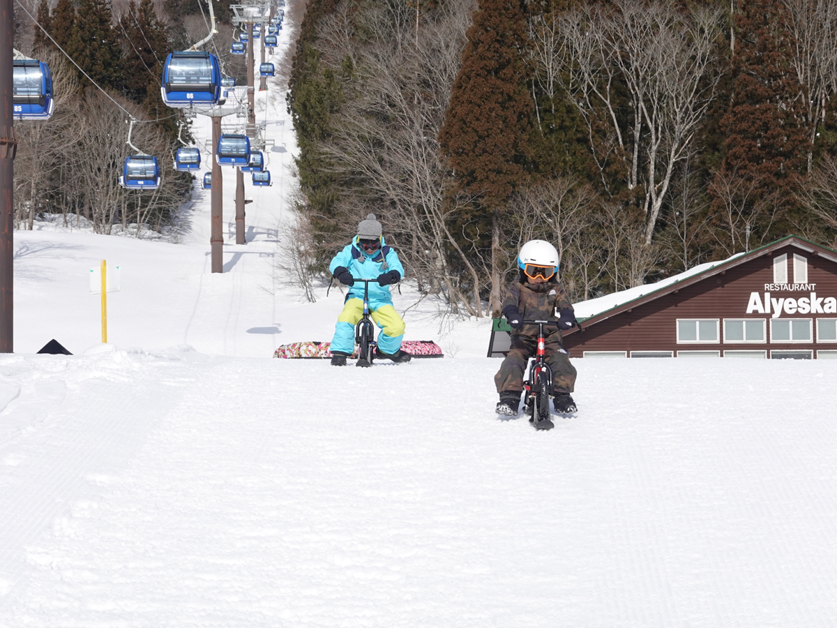 無料キッズパークで遊ぶ子ども