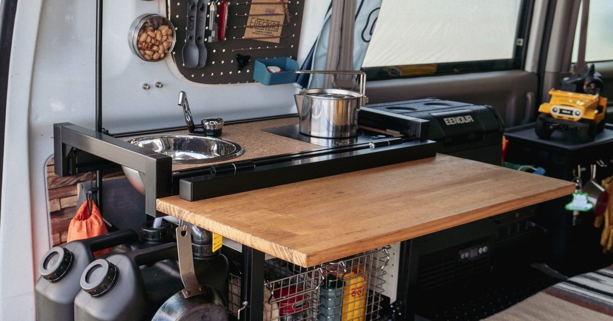 セットするだけで自家用車が車中泊仕様車に変身！ 超便利な