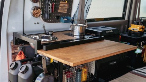 セットするだけで自家用車が車中泊仕様車に変身！ 超便利なオールインワン・キャビネットが出たー