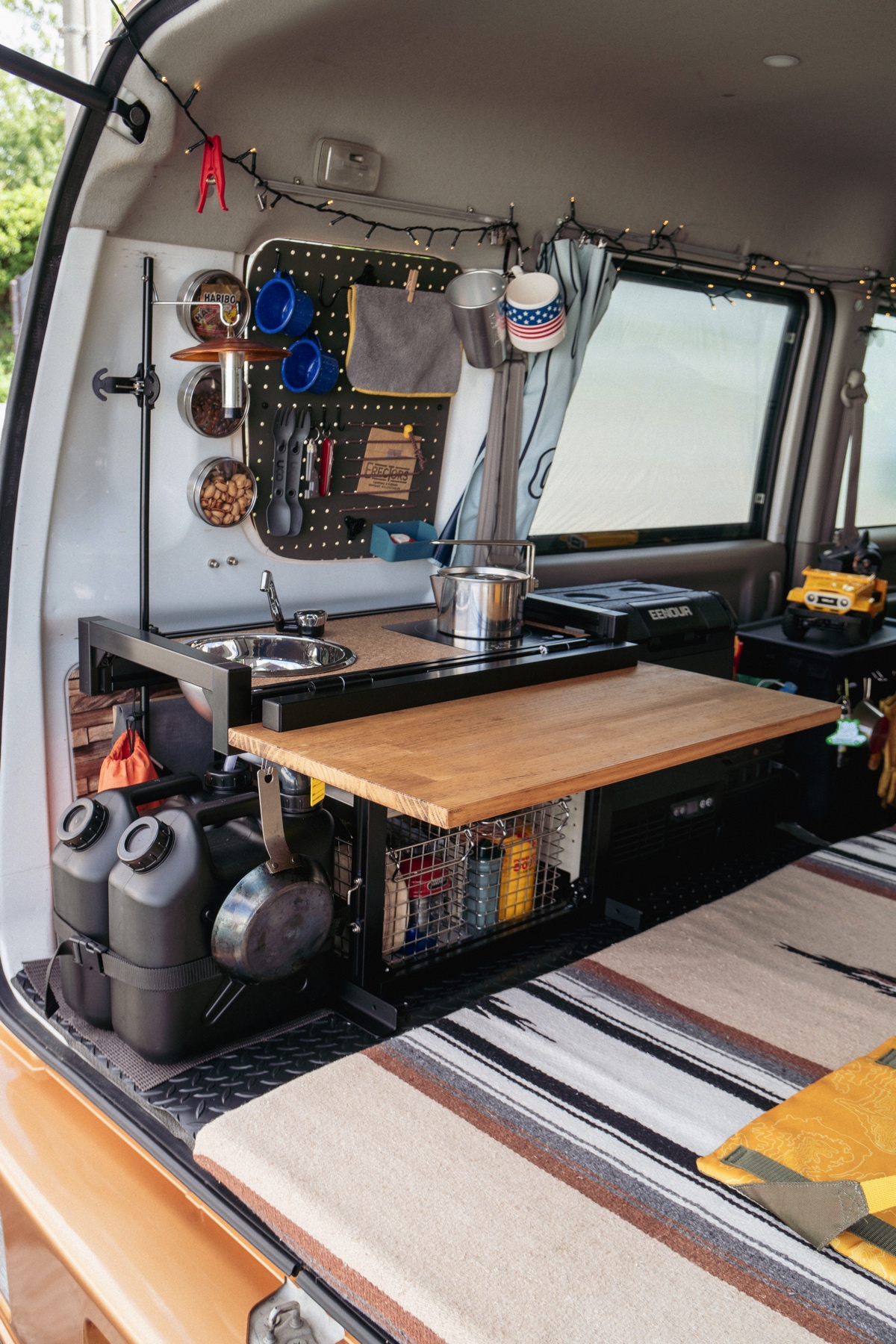 セットするだけで自家用車が車中泊仕様車に変身！ 超便利な