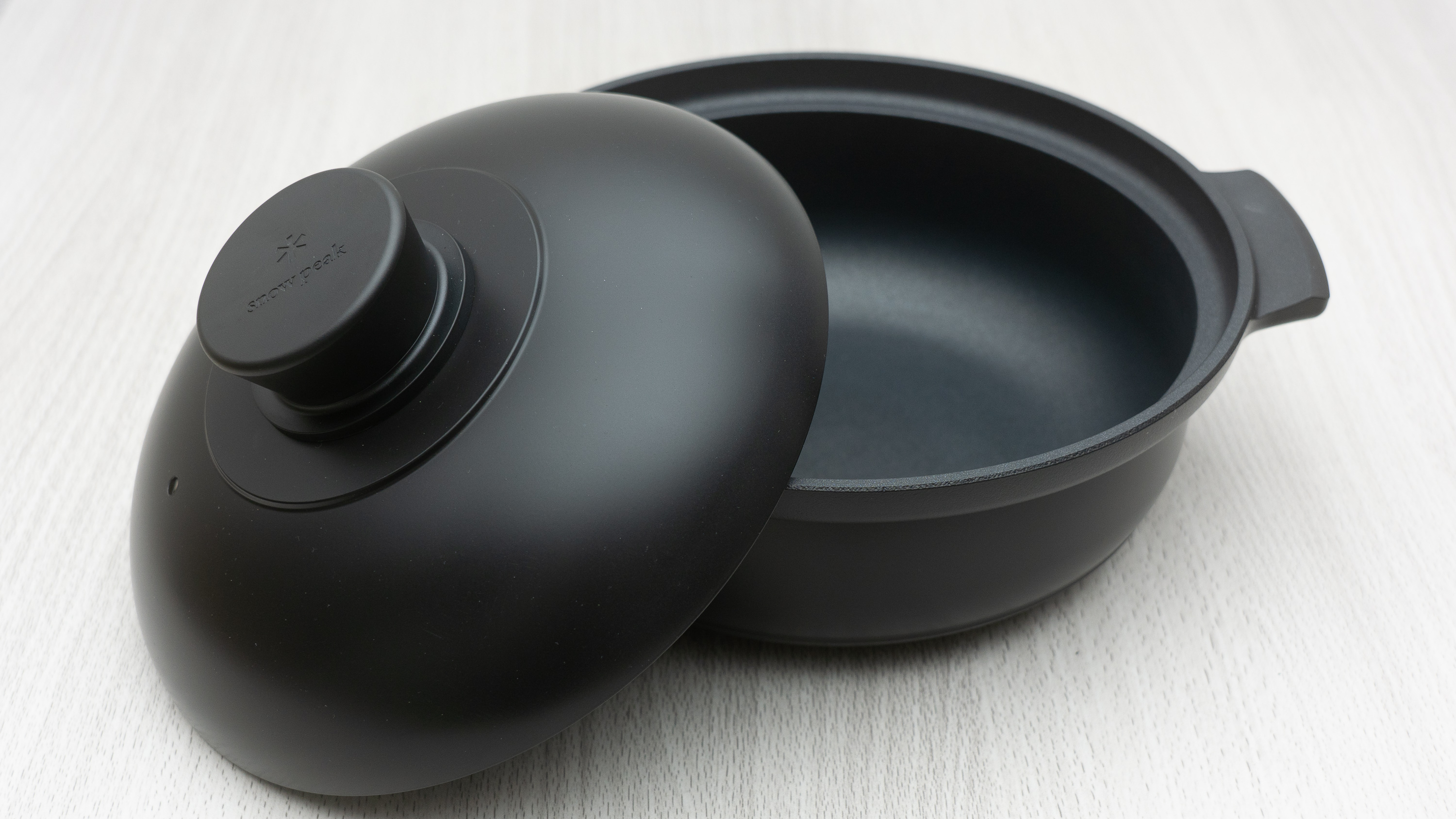 スノーピーク 野宴鍋24 WILD-1 40thEDITION peak スノーピーク×WILD-1別注モデルの「野宴鍋24 WILD-1 EDITION」は小ぶり