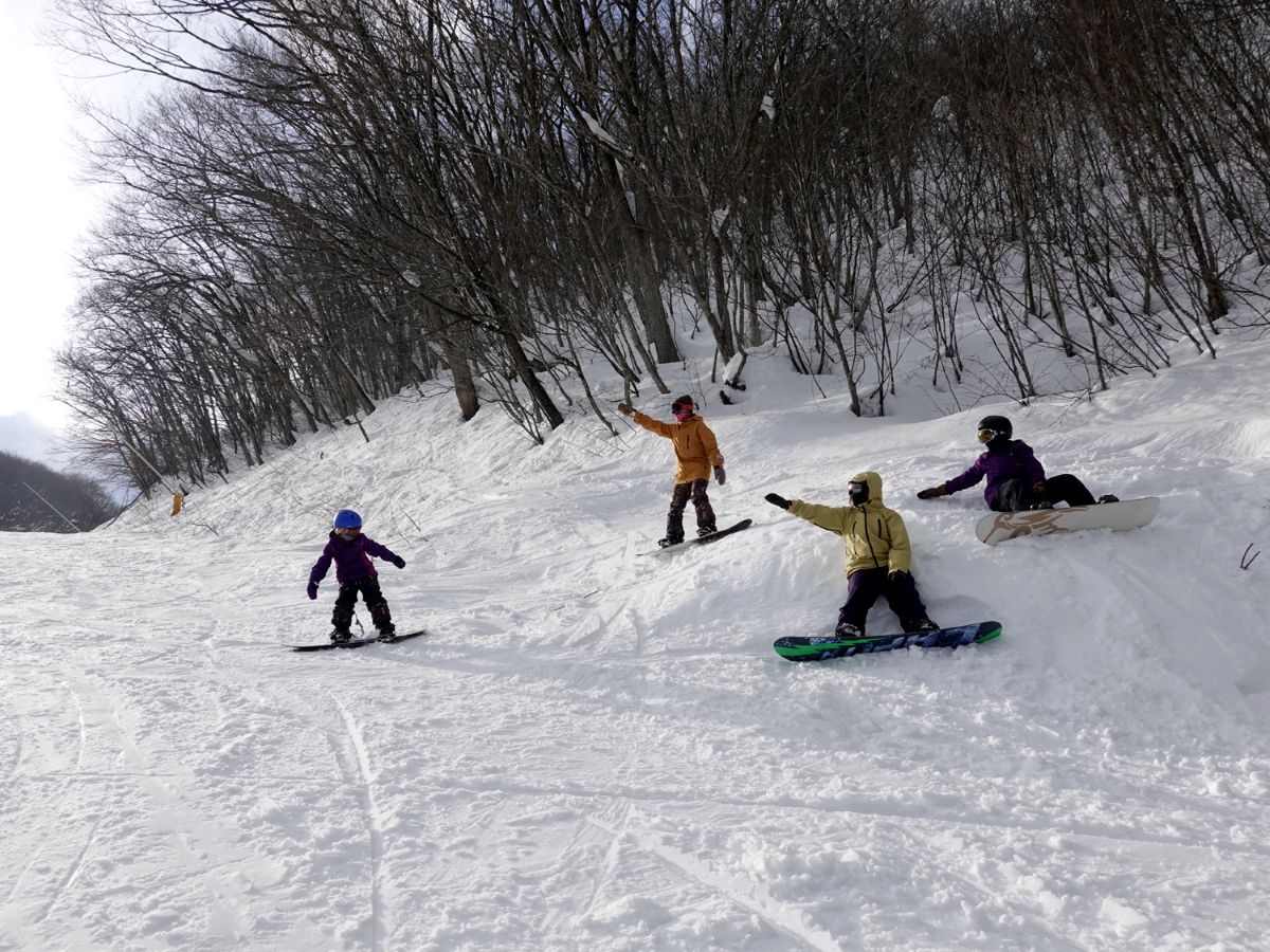 スノーボードをする人々