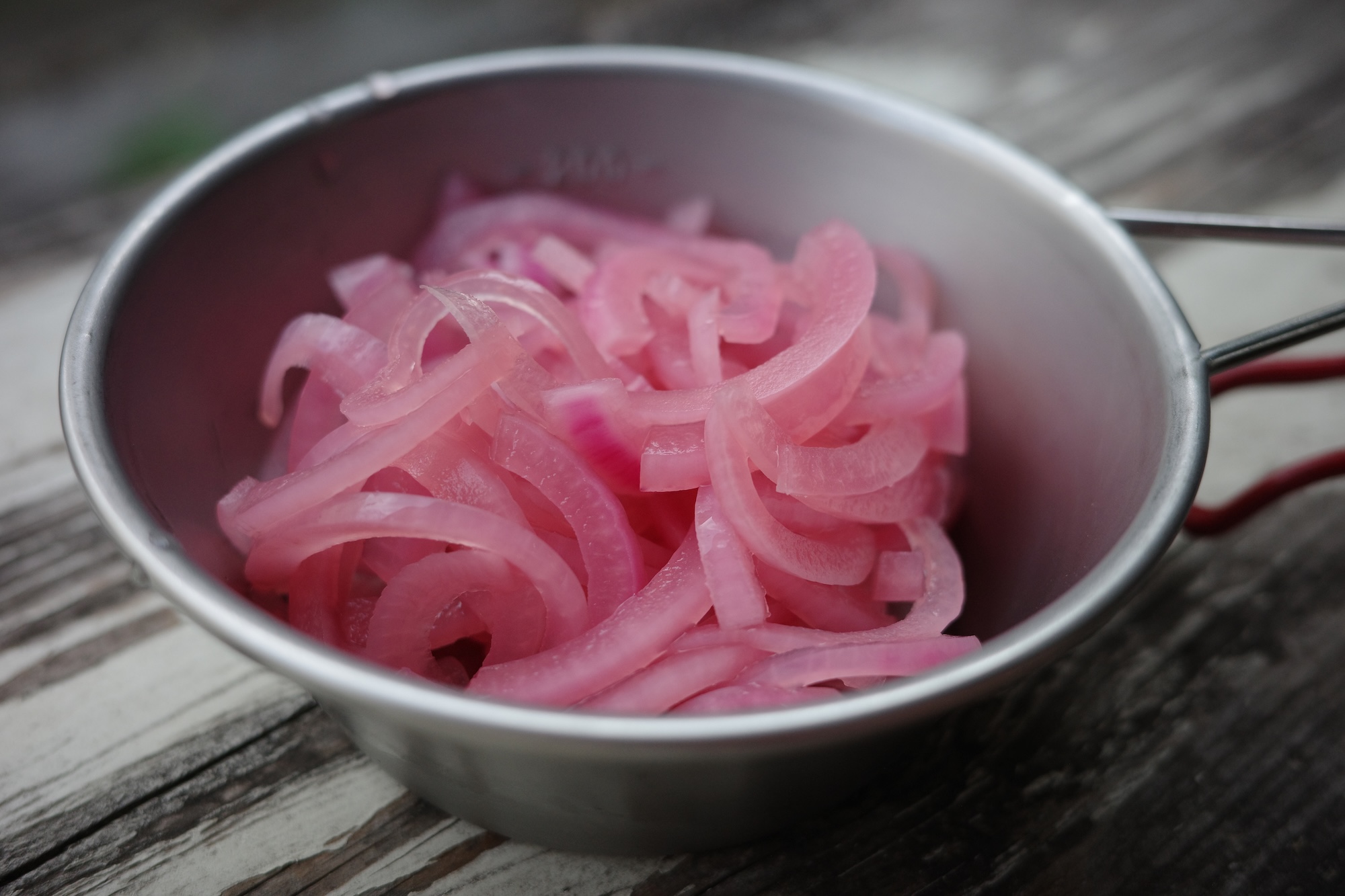 キャンプでリピート間違いなしの野菜「赤タマネギピクルス」のレシピをご紹介！