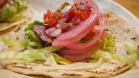 キャンプでリピート間違いなしの野菜「赤タマネギピクルス」のレシピをご紹介！