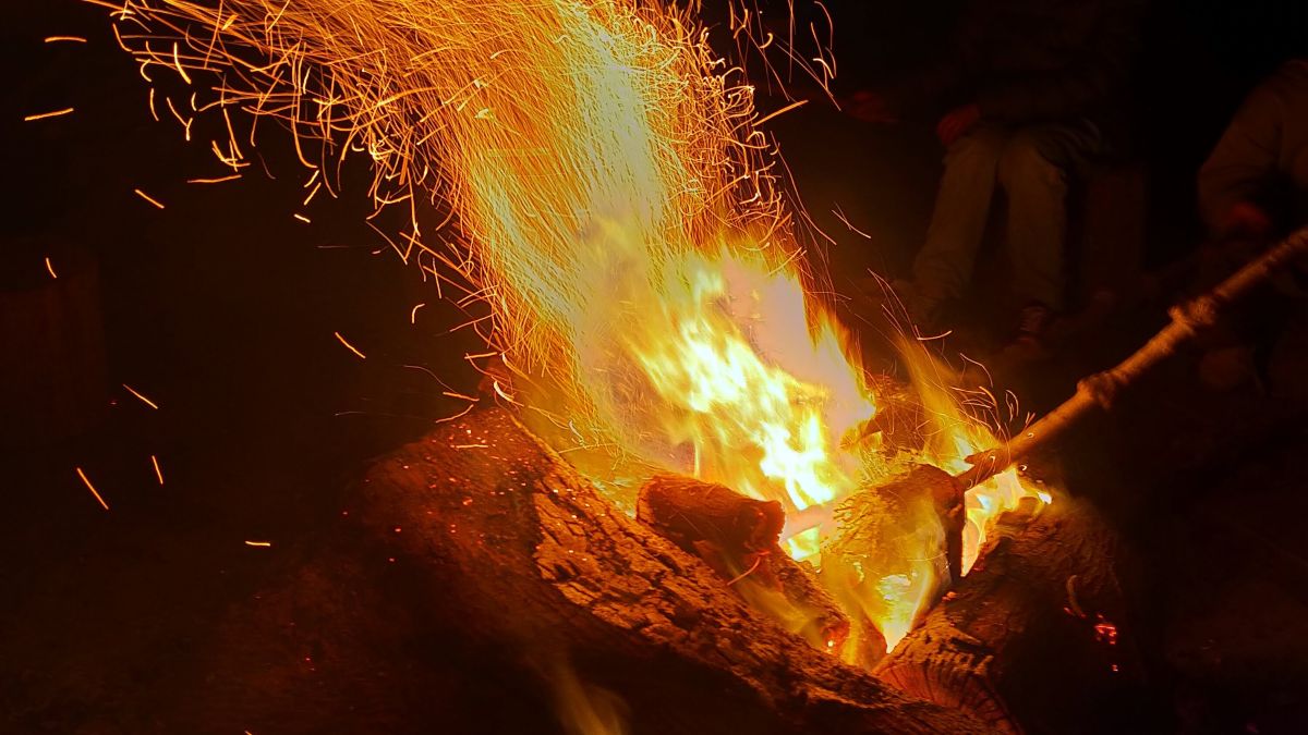 舞い上がる火の粉の様子。