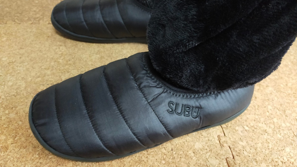 厚手のルームシューズを履いている様子。