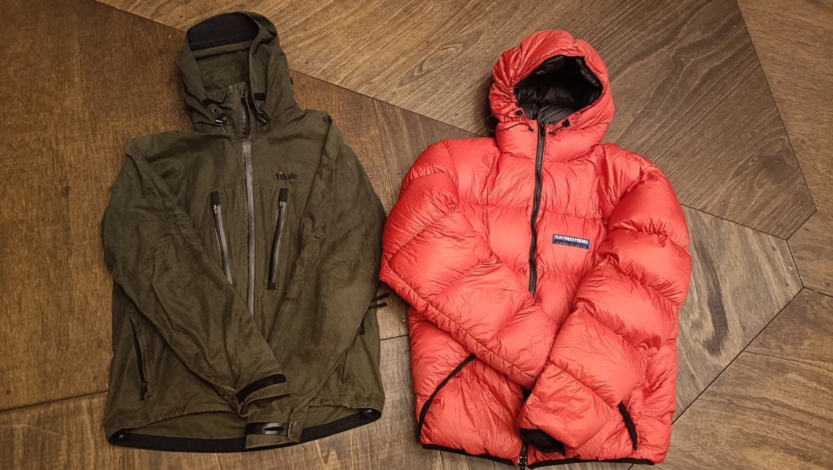 アウターとダウンジャケットが床に置かれている。