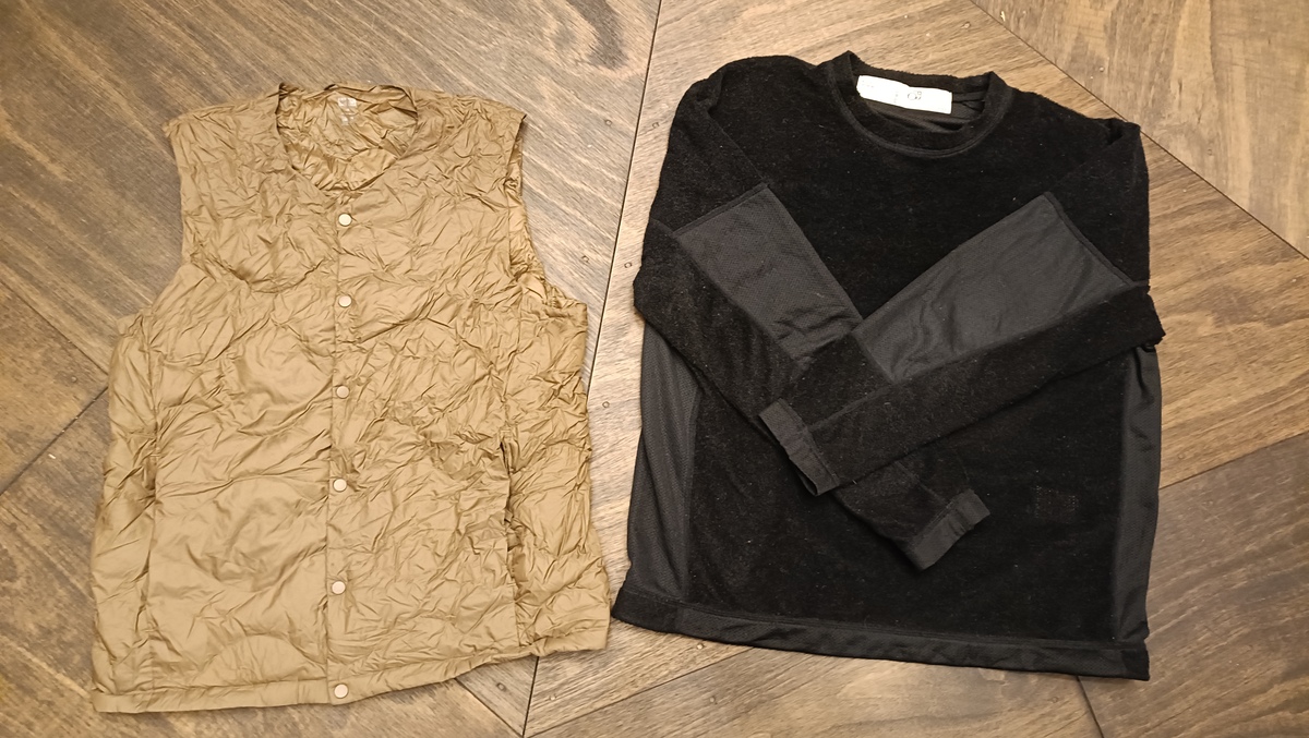 ダウンベストとpフリースが並んでいる。