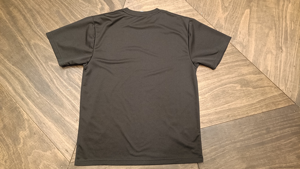 床にTシャツが置かれている。