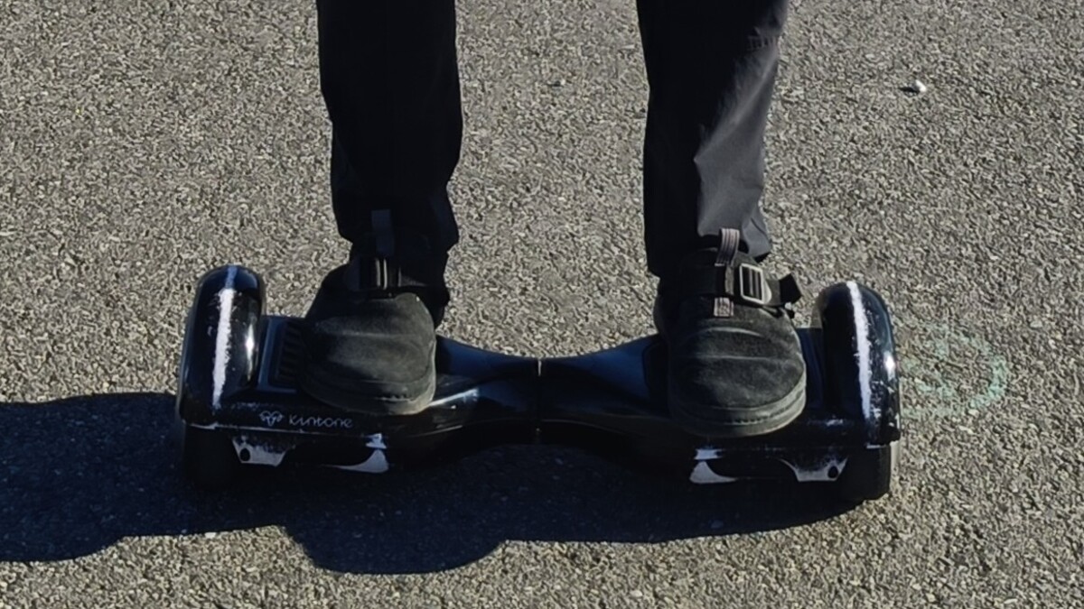 バランススクーターに乗った様子。