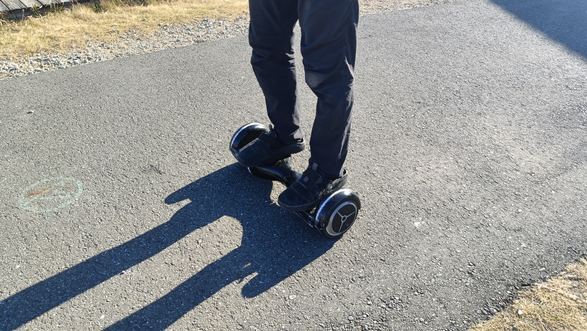 バランススクーターに乗っている様子。