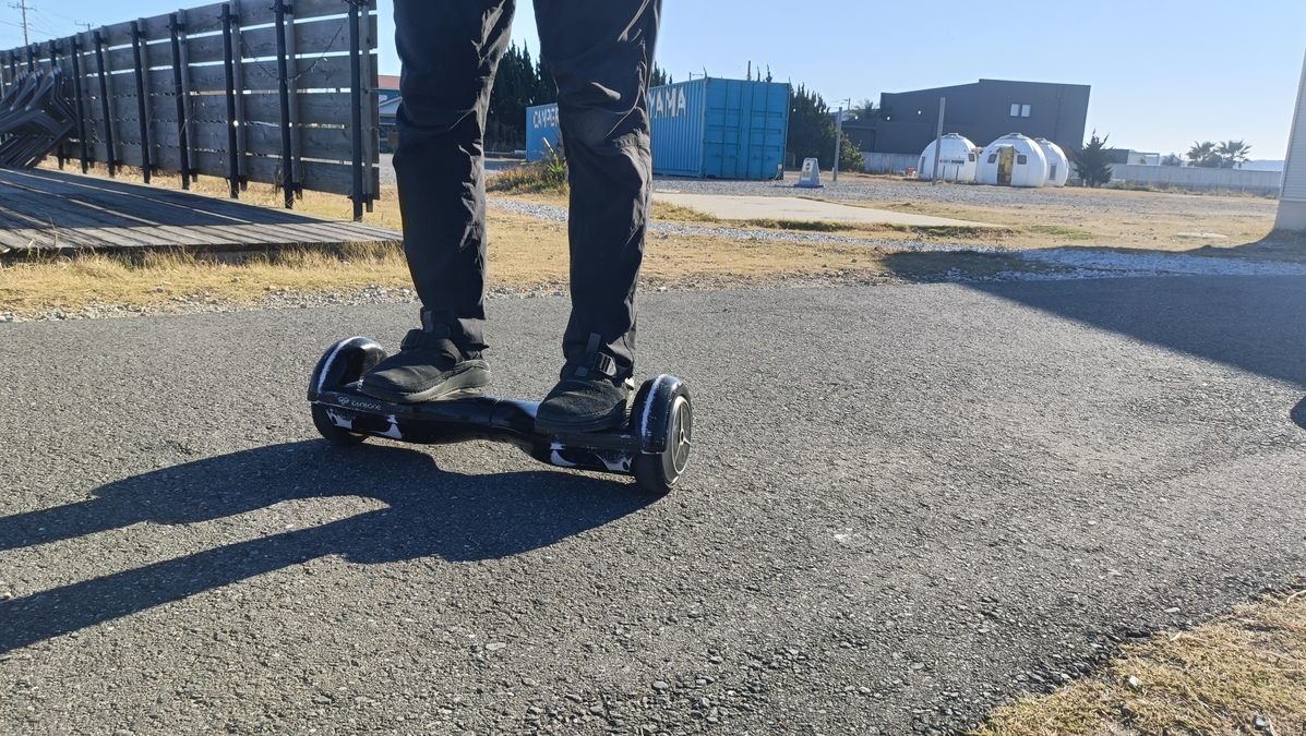バランススクーターに乗っている様子。