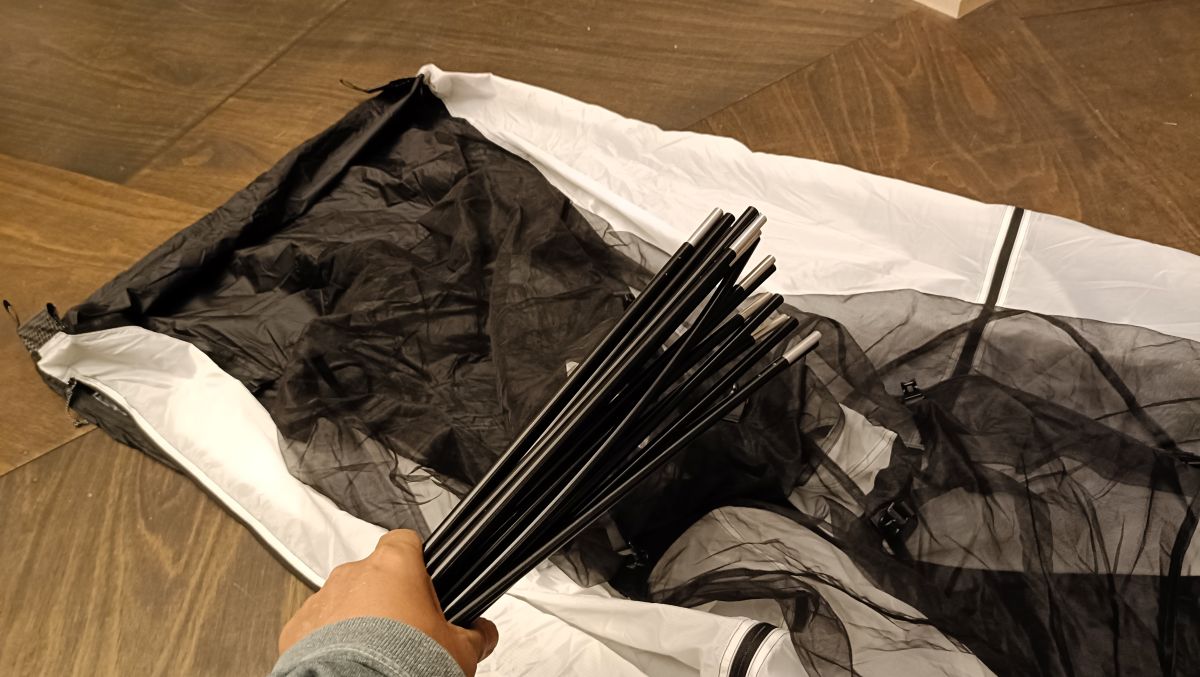 テントとテントポール。