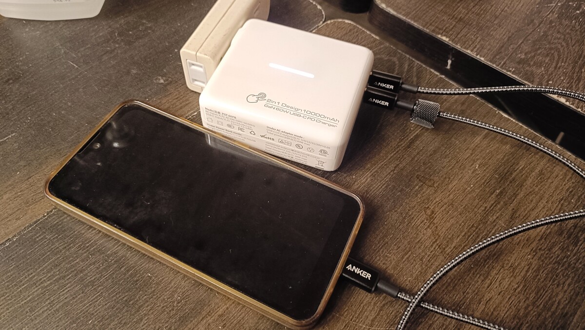 モバイルバッテリーでスマホを充電している・