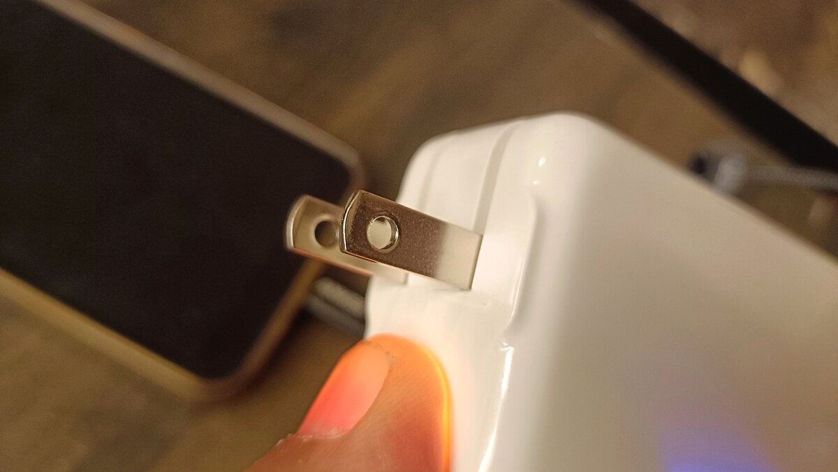 モバイルバッテリーのコンセント部分。