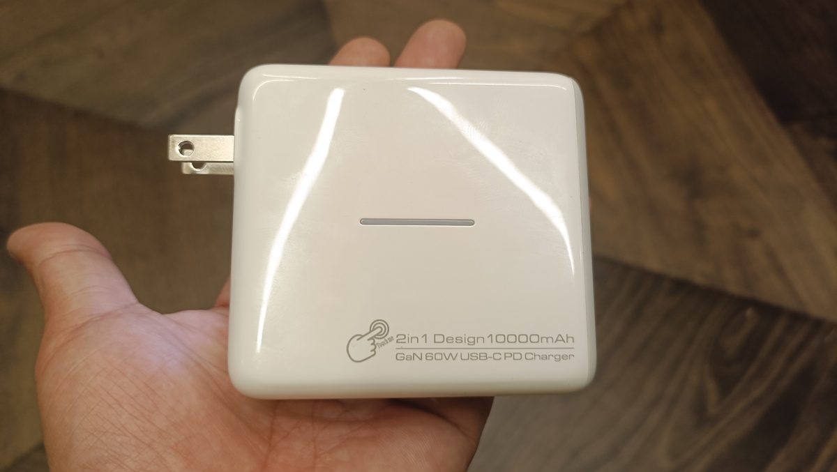 手の上にあるモバイルバッテリーの様子。